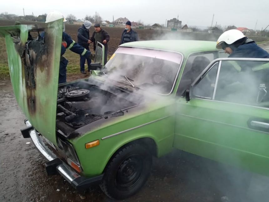 В Николаевской области у ВАЗа на ходу загорелся моторный отсек