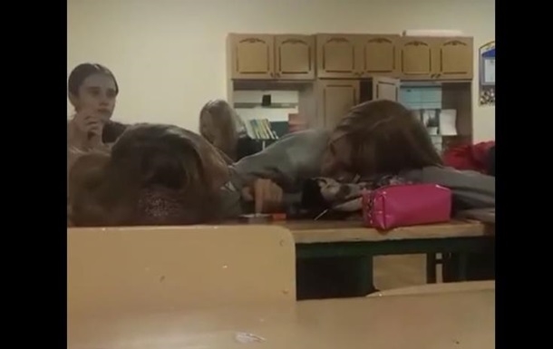 В сети появилось видео со школьницами, которые курят во время урока