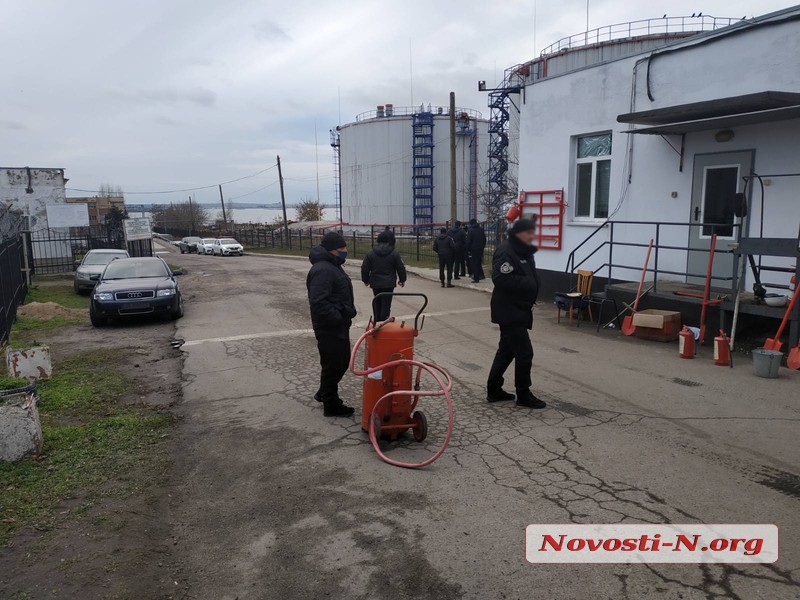 Возле захваченной николаевской нефтебазы по-прежнему дежурит полиция