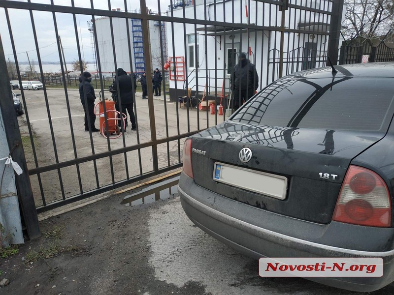 Возле захваченной николаевской нефтебазы по-прежнему дежурит полиция