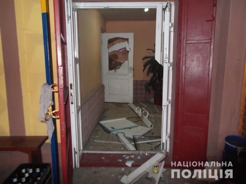 В Николаевской области безработный дебошир разгромил бар и избил полицейских