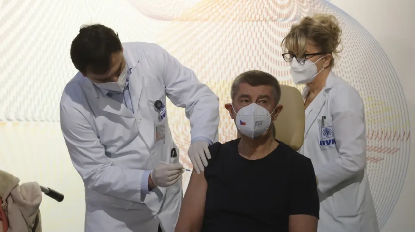 Премьер Чехии вакцинировался от коронавируса в прямом эфире