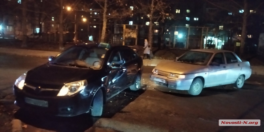 В Николаеве пьяный водитель на ВАЗе врезался в такси