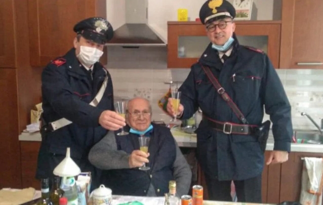 В Италии одинокий пенсионер вызвал полицейских, чтобы отпраздновать Рождество