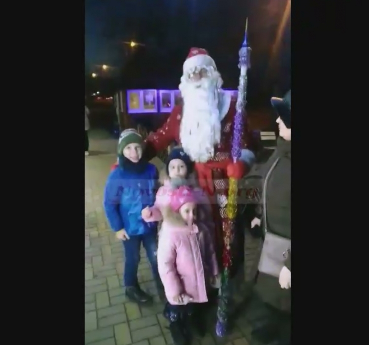В Николаеве Дед Мороз бесплатно раздает подарки детям