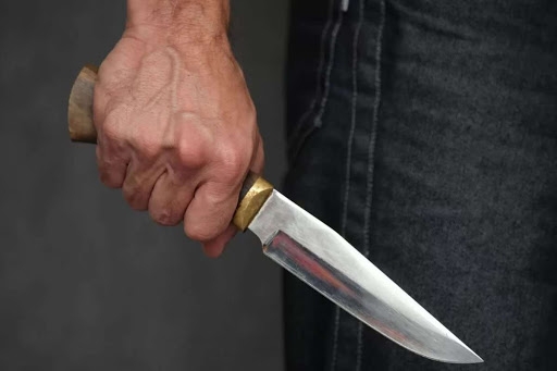 В Запорожье подросток напал с ножом на полицейского, который поймал его с закладкой 