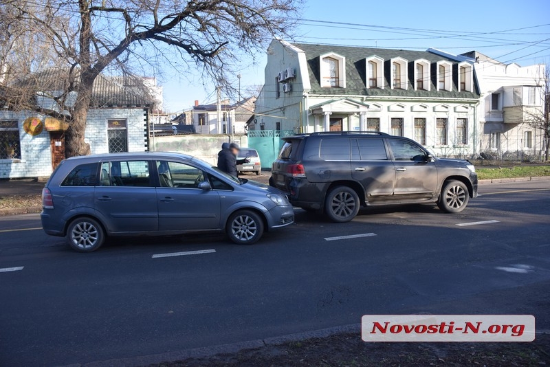 В центре Николаева столкнулись «Тойота» и «Опель»: образовалась пробка
