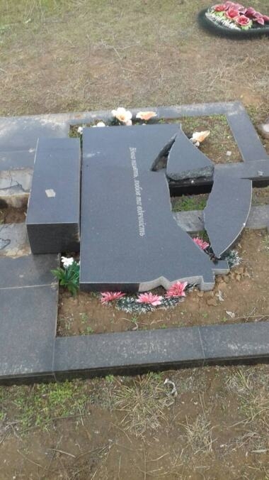 На кладбище под Николаевом вандалы разгромили около 500 памятников. Видео
