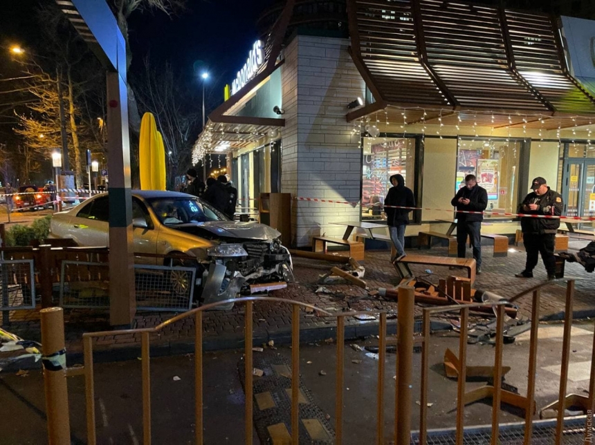 В Одессе «Ниссан» влетел в «МакДональдс»: двое пострадавших. Видео