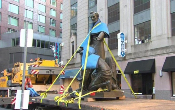 В Бостоне снесли памятник Линкольну, отменившему рабство