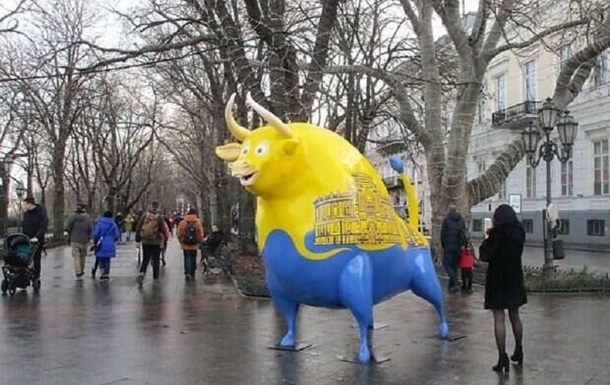 В центре Одессы установили огромную скульптуру быка - символа 2021 года