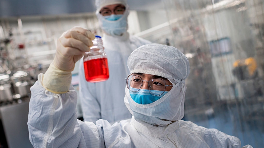 Китай одобрил выход на рынок своей первой вакцины против COVID-19