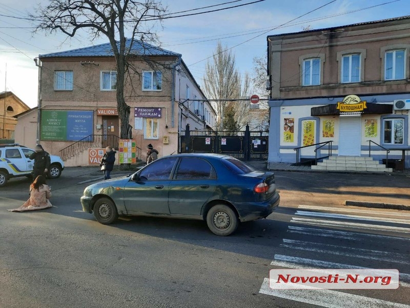 В центре Николаева автомобиль сбил девушку на пешеходном переходе