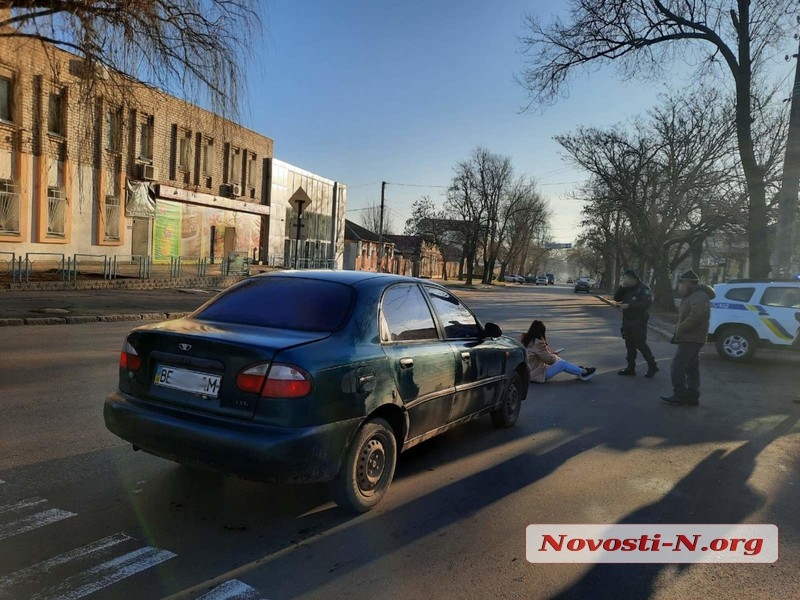В центре Николаева автомобиль сбил девушку на пешеходном переходе