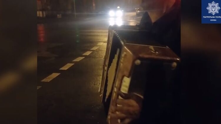 В Киеве пьяный водитель сыграл патрульным «Катюшу» на баяне в честь Нового года. ВИДЕО
