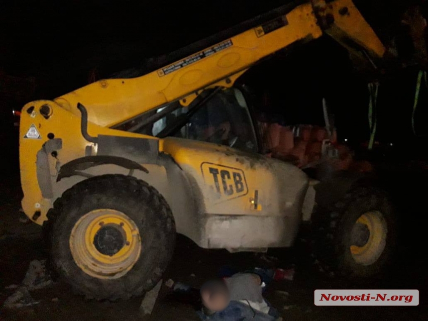 Автопогрузчик насмерть задавил женщину в речном порту Николаева