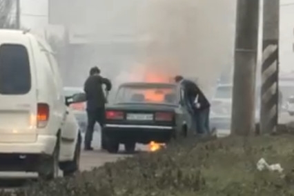 В Николаеве посреди проезжей части загорелся автомобиль. ВИДЕО