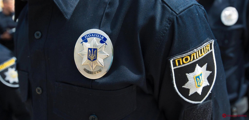 В Одессе пьяный посетитель супермаркета ударил полицейского в лицо