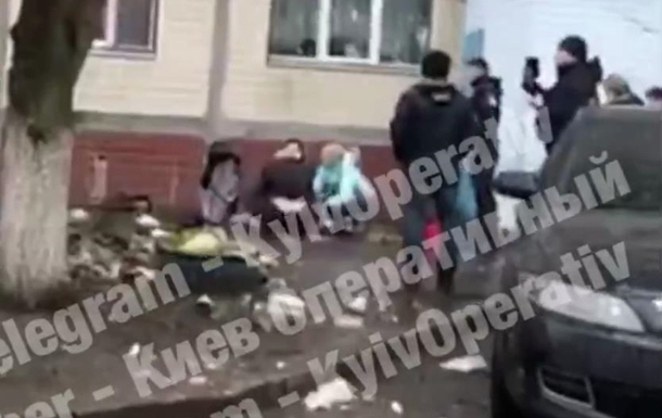 В Киеве женщина выбросила 3-хлетнего ребенка из окна. ВИДЕО 18+