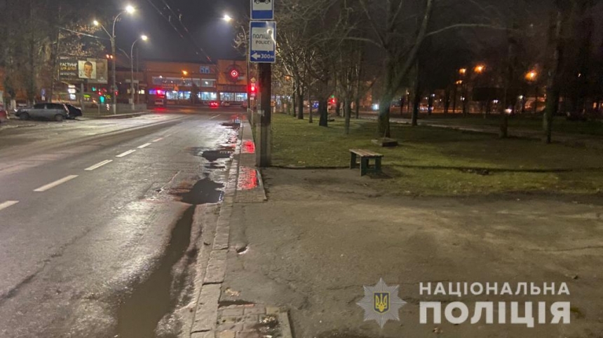 В Николаеве пожилой пассажир выпал из троллейбуса и травмировался