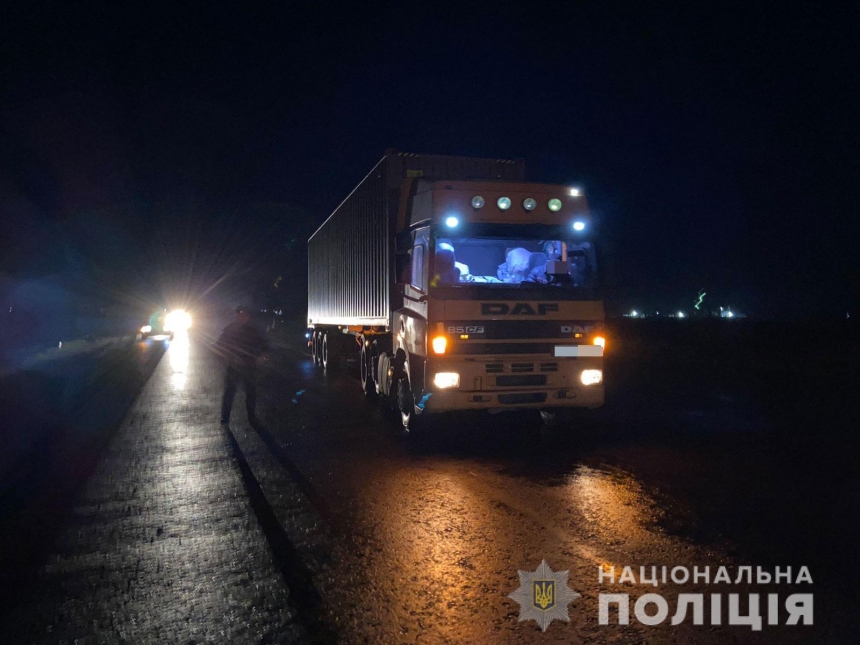 Renault слетел в кювет, а DAF сбил пешехода: аварии на Рождество в Николаевской области 