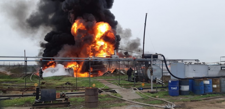Под Николаевом масштабный пожар на нефтебазе: очевидцы утверждают, что слышали взрыв