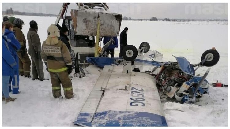 В России в небе столкнулись два самолета: один рухнул на землю, есть погибшие