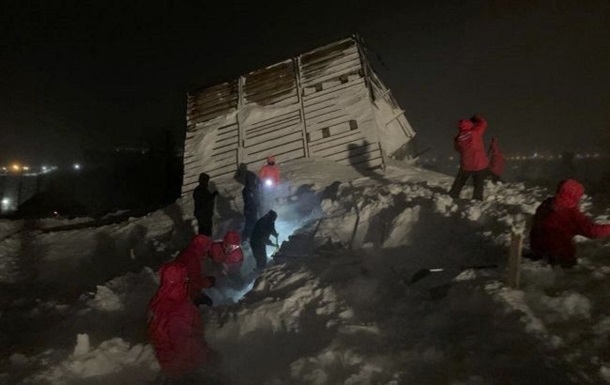 В России три человека, включая маленького ребенка, погибли при схождении лавины. ВИДЕО