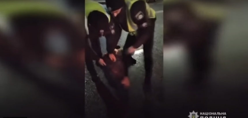 Пьяный водитель напал на одного из полицейских, которые его остановили. Видео