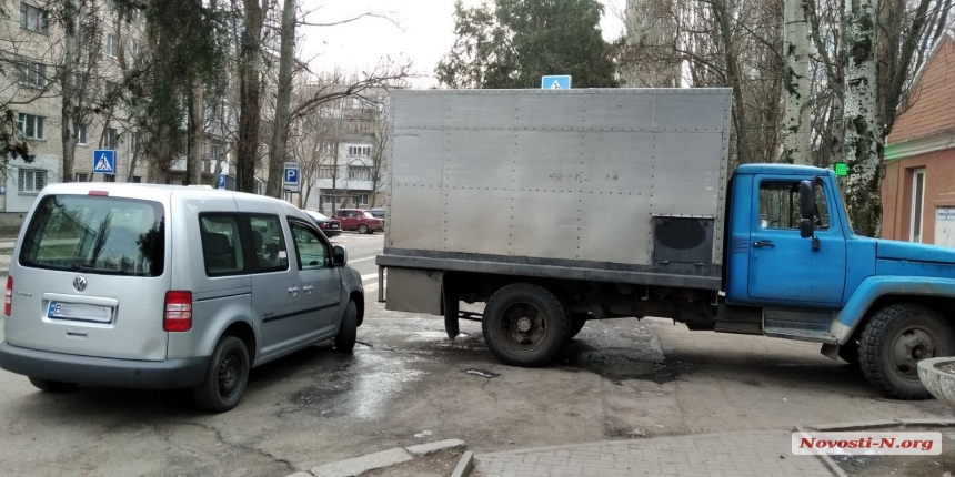 В Николаеве «ГАЗ», сдавая назад, врезался в припаркованный «Фольксваген»