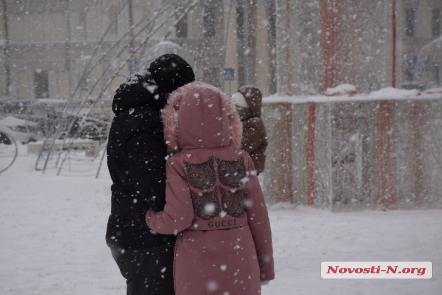 Как николаевцы вышли на «белоснежный» променад. ФОТОРЕПОРТАЖ