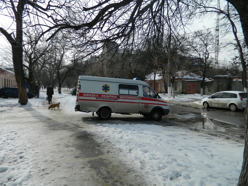 В Николаеве прохожие не дали замерзнуть на асфальте пьяной женщине