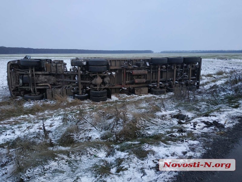 На трассе под Уманью перевернулась фура из Николаева