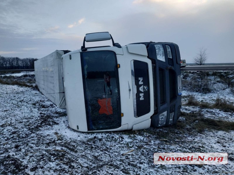 На трассе под Уманью перевернулась фура из Николаева