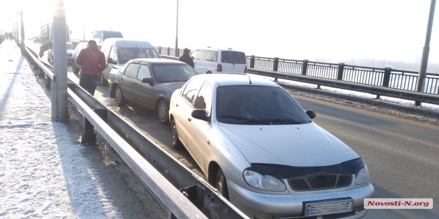 На Варваровском мосту в Николаеве в трех ДТП столкнулись 8 автомобилей: огромные пробки