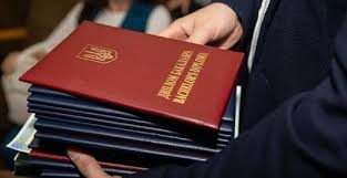 В Украине отменили красные дипломы, которые выдавались студентам-отличникам