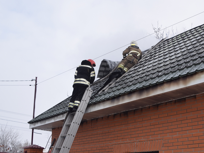 В Николаеве горел гараж вместе с автомобилем: пожарные успели спасти дом