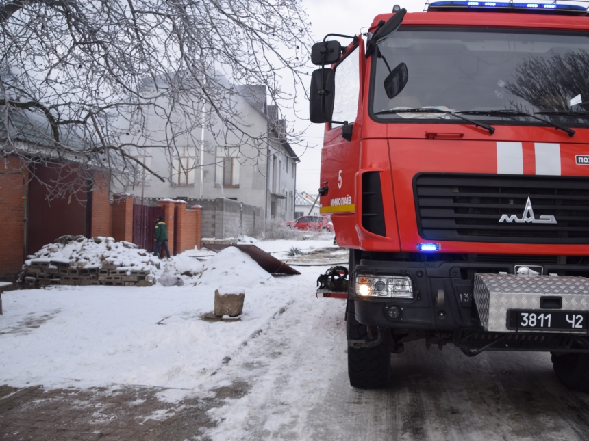 В Николаеве горел гараж вместе с автомобилем: пожарные успели спасти дом
