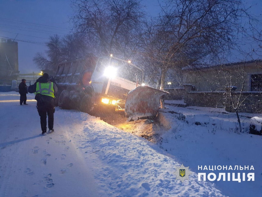 В Николаевской области снегоуборочный МАЗ застрял в кювете