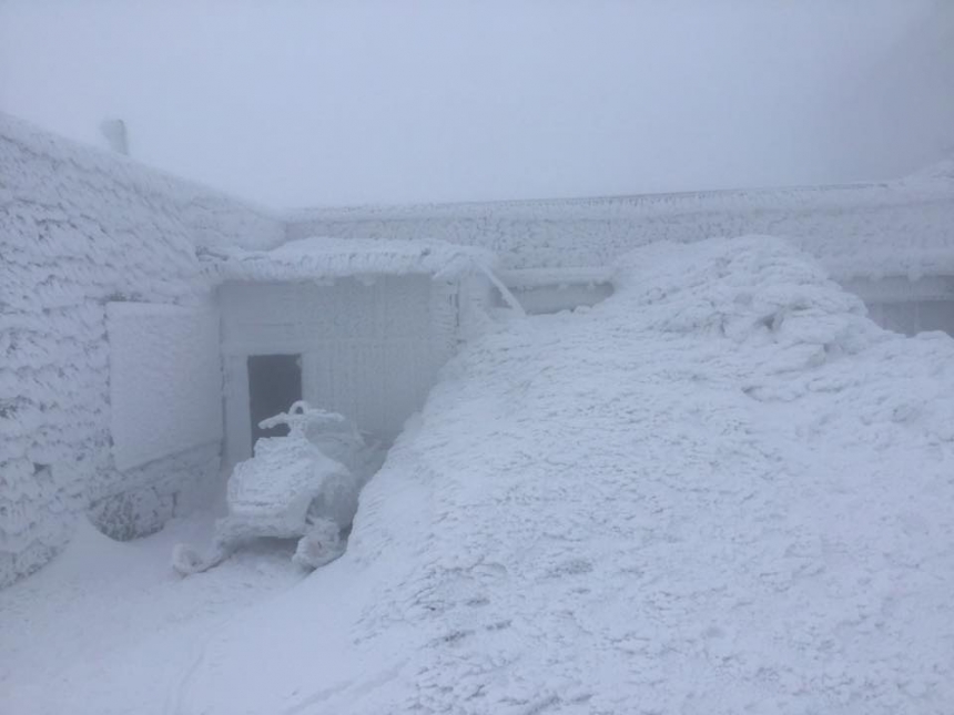 В горах на Западной Украине намело снега больше полметра