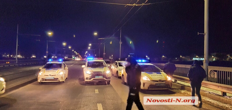 Ночью в Николаеве пьяный водитель «БМВ», убегая от полиции, врезался в ограждение Ингульского моста
