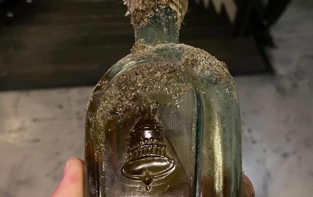 В Одессе откопали 100-летнюю бутылку коньяка. ВИДЕО