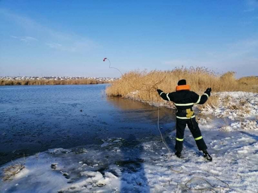 Николаевские спасатели в преддверии Крещения тренировались вытаскивать из реки тонущих людей