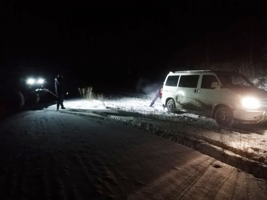 В Николаевской области два автомобиля застряли в сугробах — в одном находились четверо детей