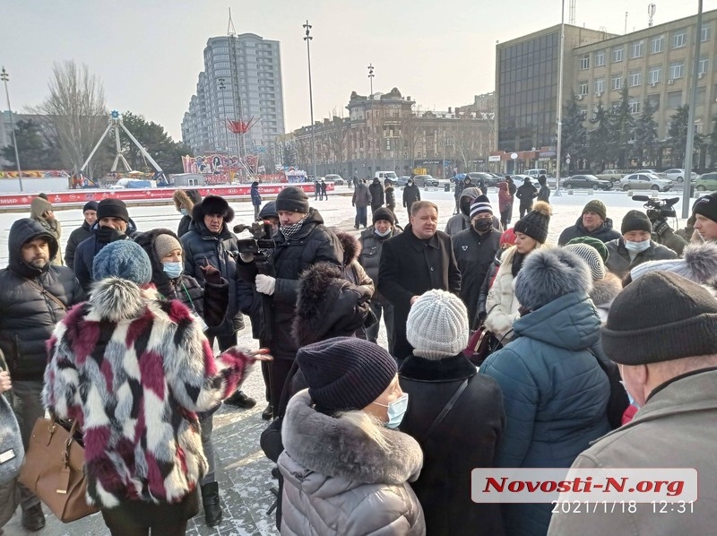 В Николаеве на главную площадь в -14 вышли митинговать против тарифов