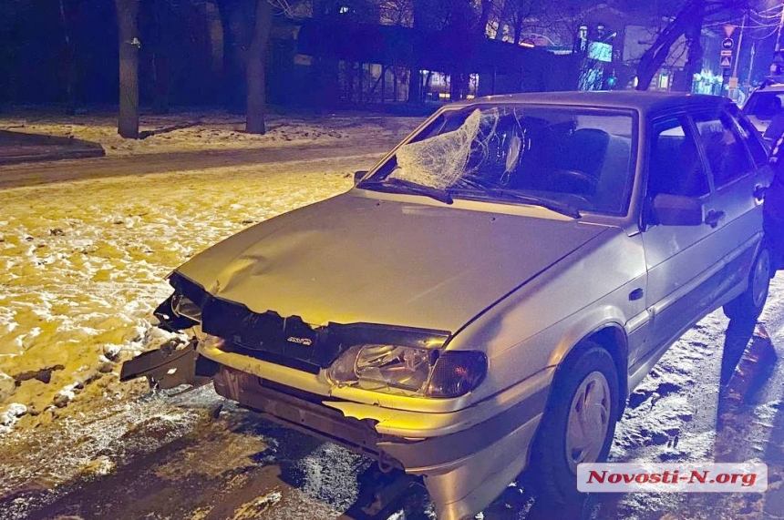 В Николаеве автомобиль сбил пешехода на переходе и скрылся с места происшествия