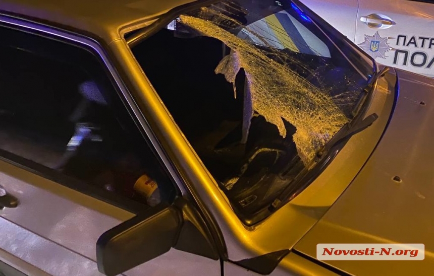 В Николаеве автомобиль сбил пешехода на переходе и скрылся с места происшествия
