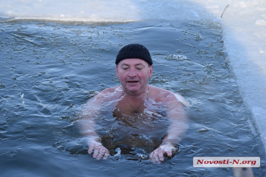 В Николаеве на Крещение освятили воду – начались традиционные купания. ФОТОРЕПОРТАЖ