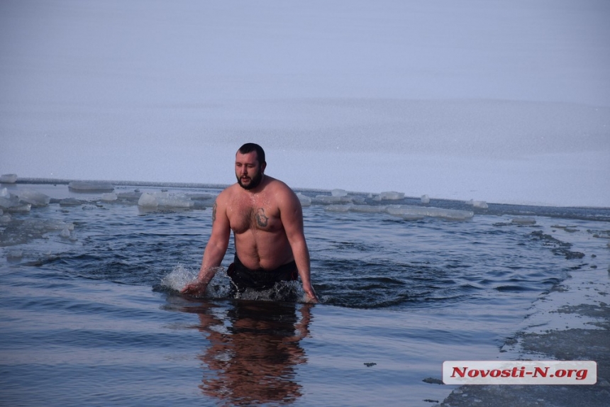 Как николаевцы на Намыве в прорубь ныряли. ФОТОРЕПОРТАЖ