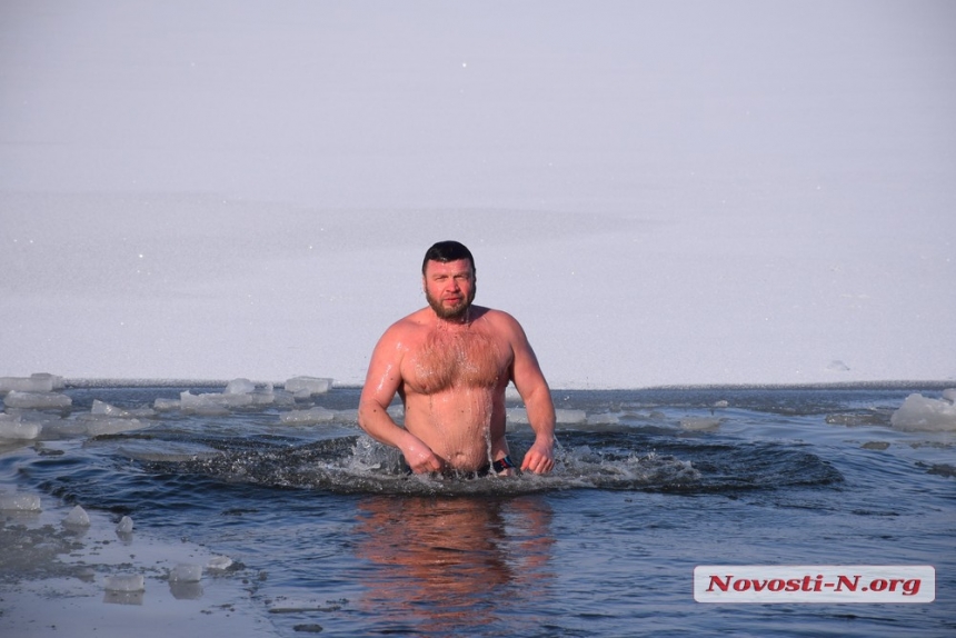 Как николаевцы на Намыве в прорубь ныряли. ФОТОРЕПОРТАЖ